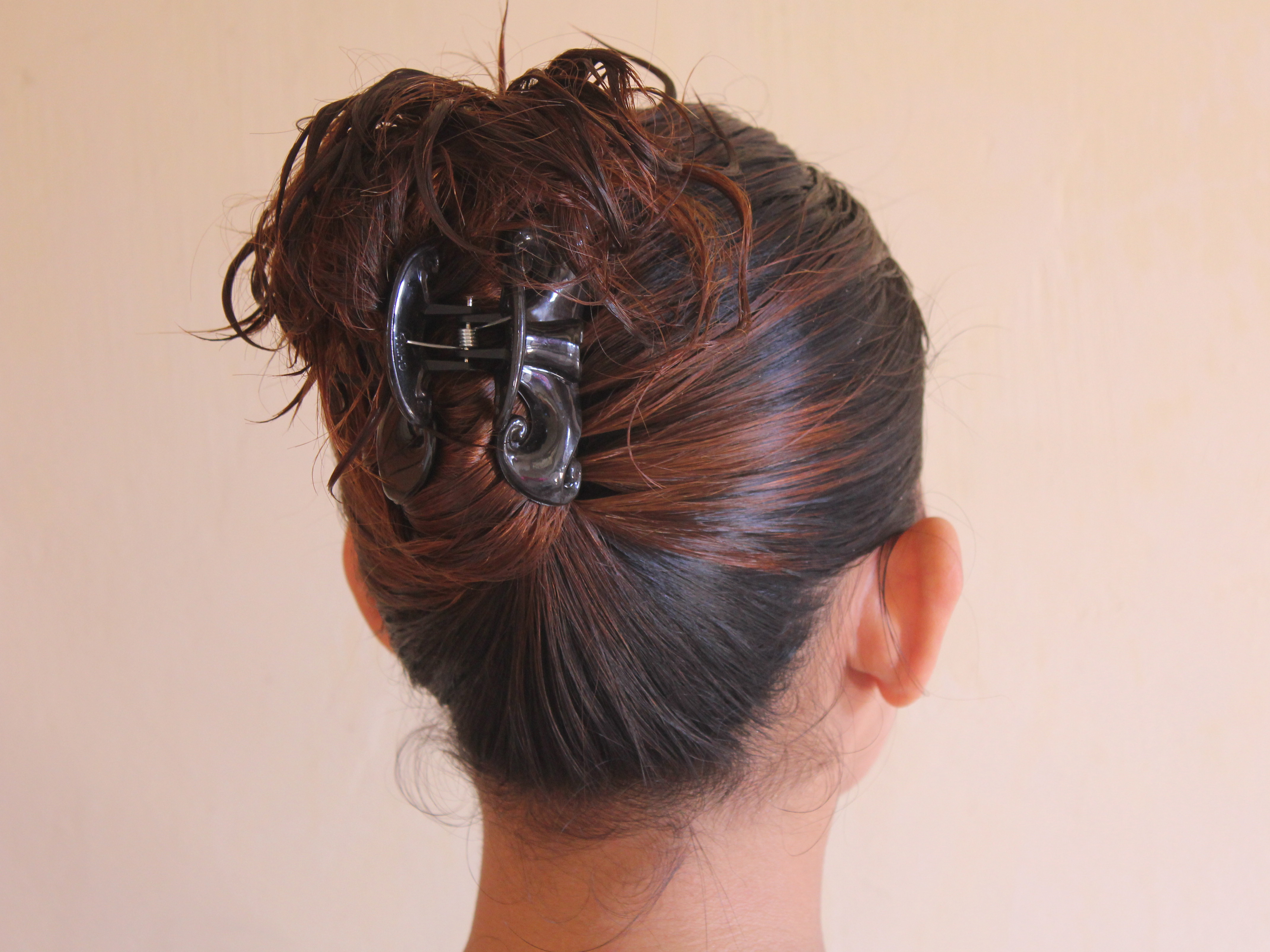 Put-Your-Hair-Up-with-a-Jaw-Clip-Step-5 - CapelliStyle.it