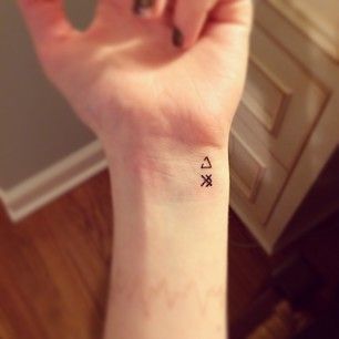 15-tiny-tattoos-you-can’t-wait-to-have9