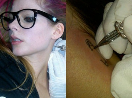 Avril-Lavigne-tattoos-–-safety-pin-on-neck912