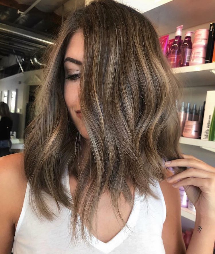 Tondo tagli taglio Stili di capelli mossi per chi ha un viso ovale