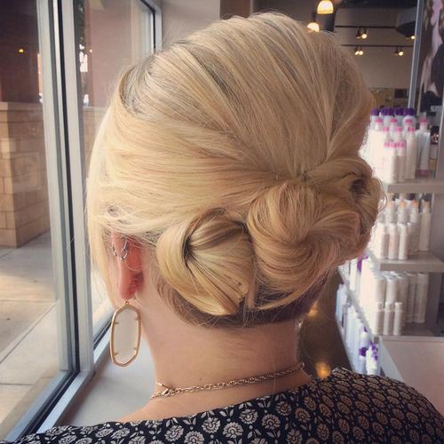 Capelli corti con chignon