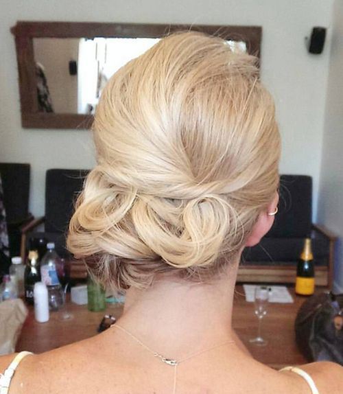Capelli corti con chignon