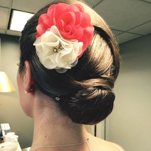 Capelli corti con chignon