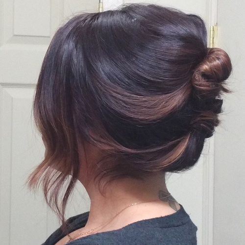 Capelli corti con chignon