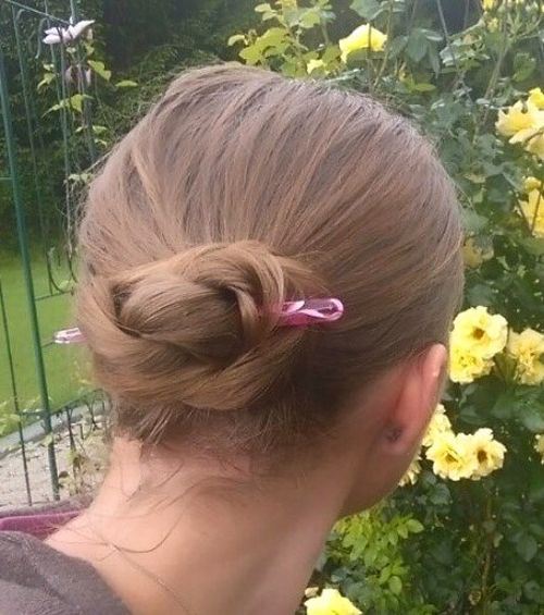 Capelli corti con chignon