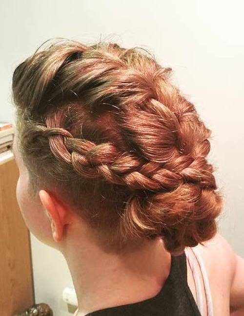 Chignon con capelli corti