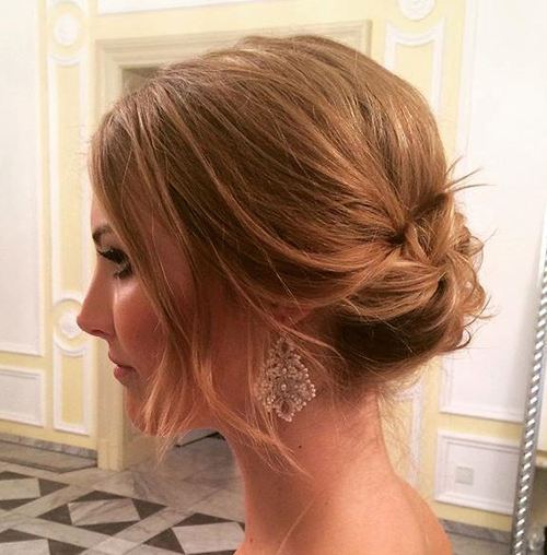 Chignon con capelli corti