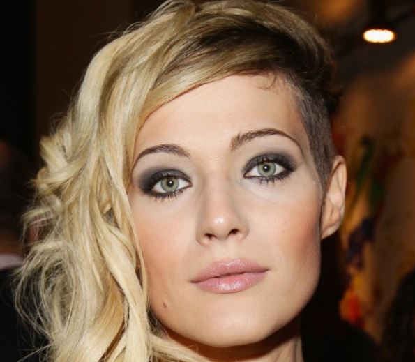 Tagli capelli uomo primavera/estate 2020: ecco i migliori look da replicare Capelli rasati da un lato, ecco le migliori tendenze del momento