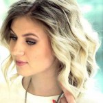 acconciature ondulate per capelli corti