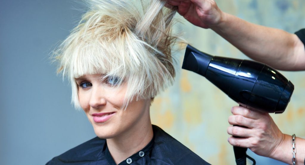 5 segreti per asciugare (bene) i capelli