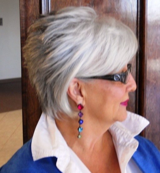 Capelli corti e occhiali: un mix vincente? Capelli corti e occhiali: un mix vincente?