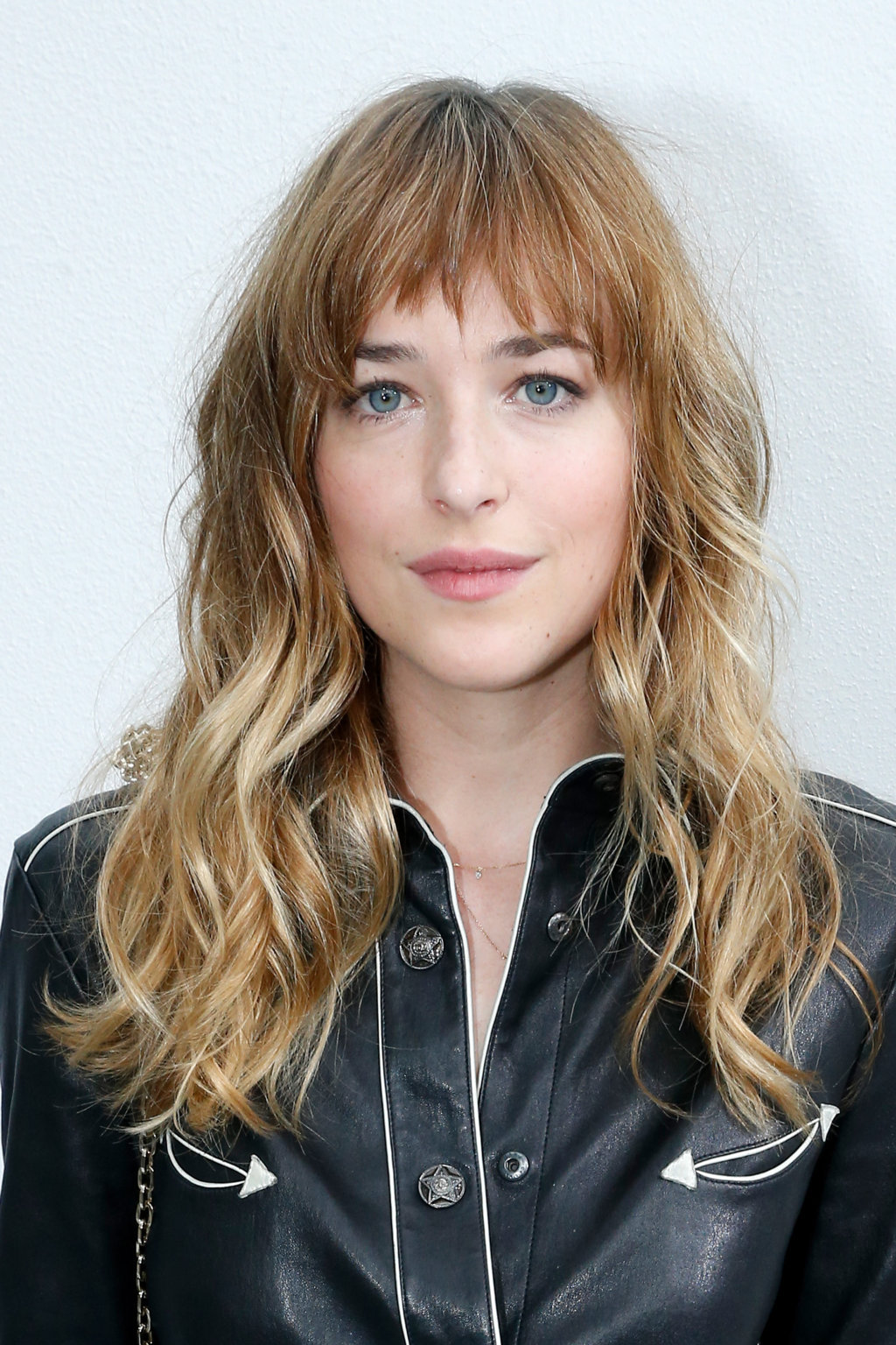 Taglio di capelli corto dietro e lungo davanti frangia sfilata - CapelliStyle