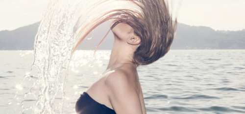 acqua del mare danneggia i capelli