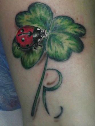 Immagine-tatuaggio-quadrifoglio-con-coccinella