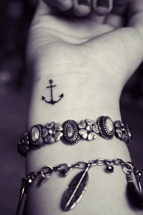 piccolo-tatuaggio-ancora-sul-polso