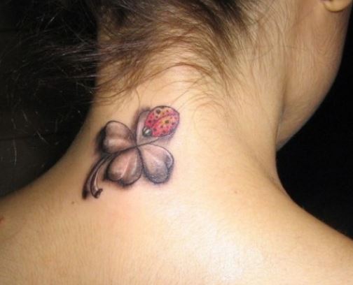 Tatuaggio-coccinella-con-quadrifoglio-dietro-al-collo
