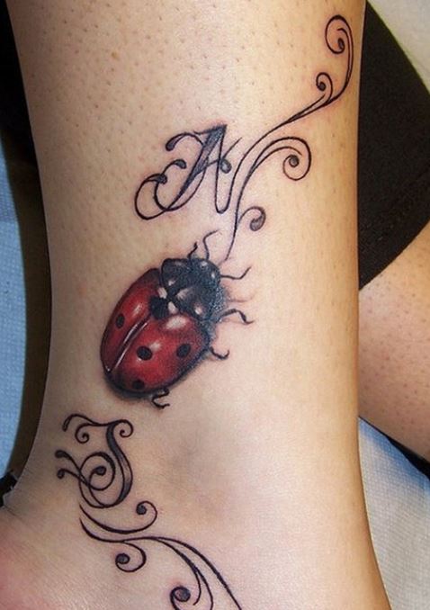 Tatuaggio-coccinella-sulla-caviglia-immagine