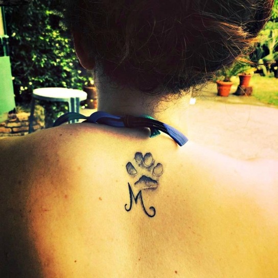 tattoo-con-zampa-e-iniziale-del-cane
