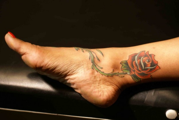 tatuaggi-sulle-caviglie-rose-colorate