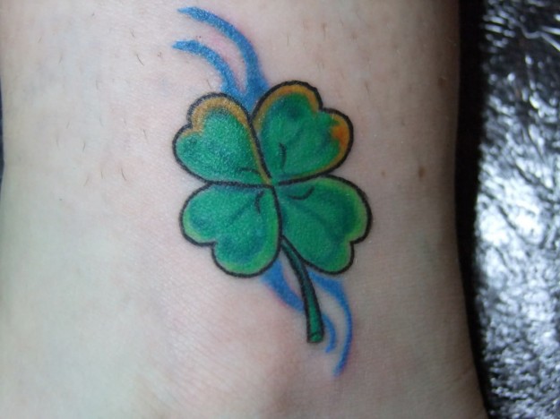tatuaggio-con-quadrifoglio-sulla-caviglia