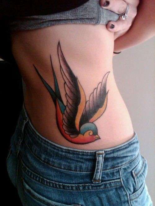 tatuaggio-old-school-per-lei-con-rondine