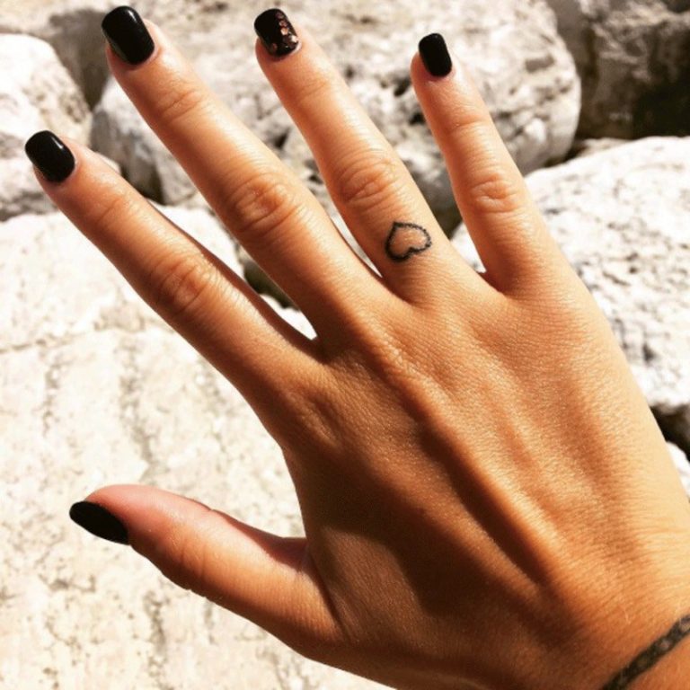 Tatuaggio sulle dita, una guida e 55 foto da cui prendere ispirazione! Tatuaggio sulle dita, una guida e 55 foto da cui prendere ispirazione!
