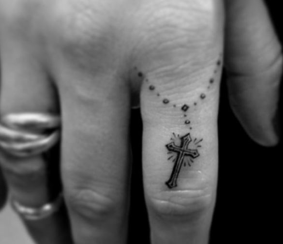 piccolo-tatuaggio-croce-cristiana-sul-dito