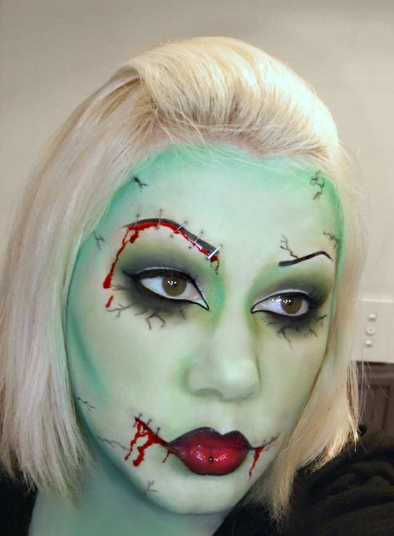 zombie-makeup-make-up-green-red-lips-halloween-costume-idea2