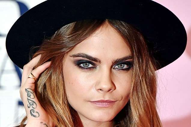 il-tatuaggio-sulle-dita-di-cara-delevingne