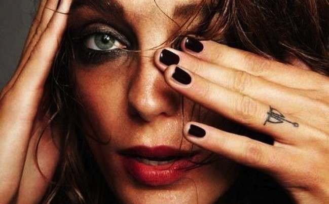 il-tatuaggio-sulle-dita-di-daria-werbowy