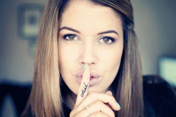 scritta-shhh-tatuata-sul-dito
