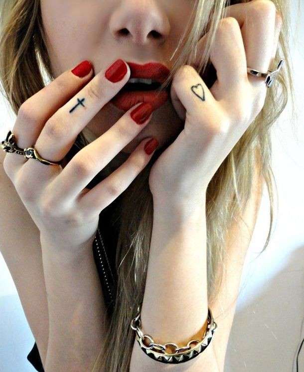 tatuaggio-croce-e-cuore-sulle-dita