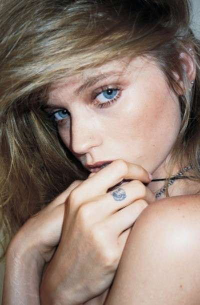 tatuaggio-sulle-dita-di-abbey-lee-kershaw