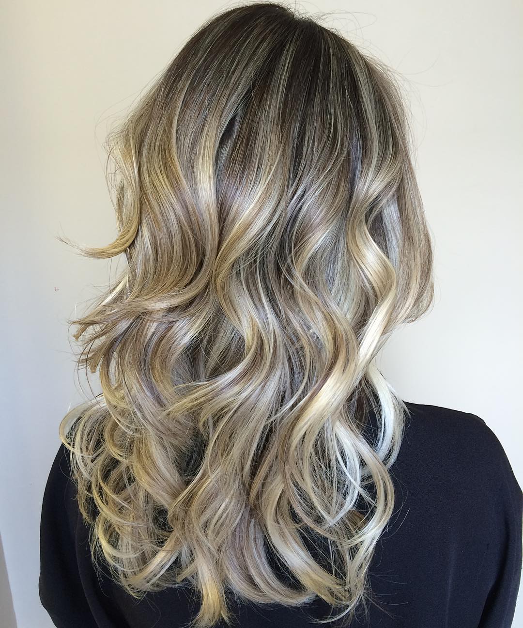 12ashblondehairwithgoldenhighlights CapelliStyle