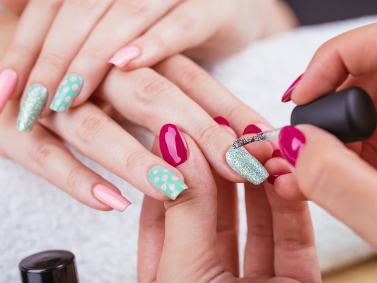 Basta dipingere la metà superiore delle unghie con il rosso come base e tenere l'altra metà vuota, o aggiungere una vernice lucida per unghie o potresti anche dipingerla di bianco. Quindi disegna le ragnatele in nero con la forma obliqua e convessa e hai finito con un bellissimo disegno per unghie. 3. Nail art di classe Spider Web: