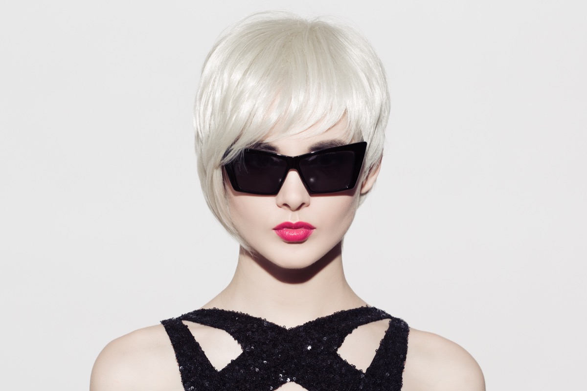 Taglio di capelli corti con ciuffo