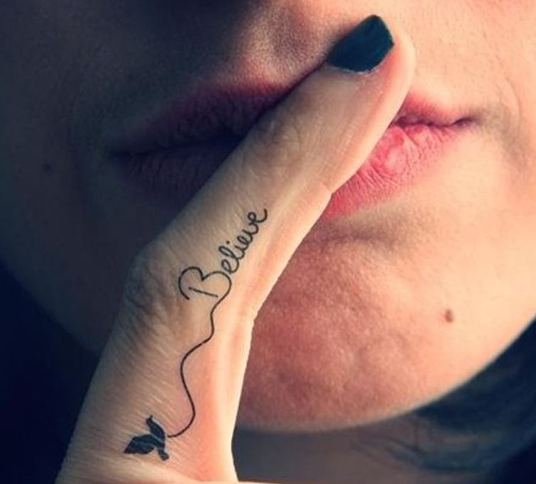 tatuaggio-sul-lato-del-dito1