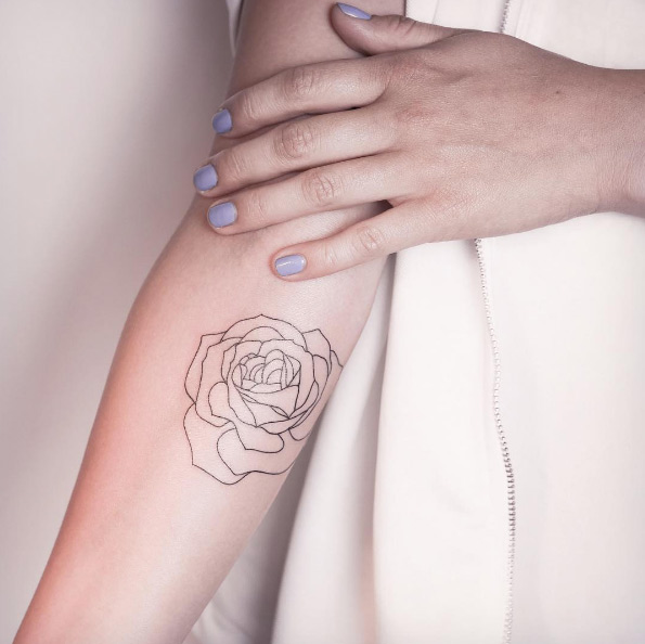 minimalistic-rose-tattoo
