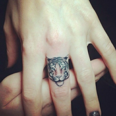 small-finger-tattoo_01