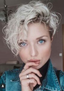 65 Tagli Di Capelli Corti Ricci Sbarazzini Simpatici Ed Originali 65-tagli-di-capelli-corti-ricci-sbarazzini-simpatici-ed-originali