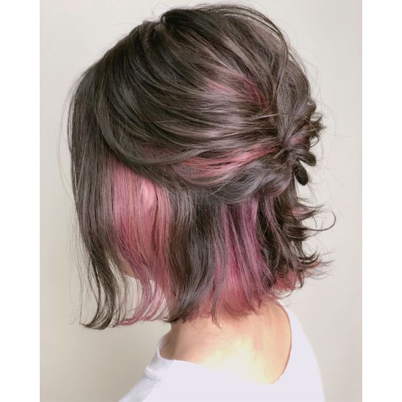 capelli con ciocche colorate