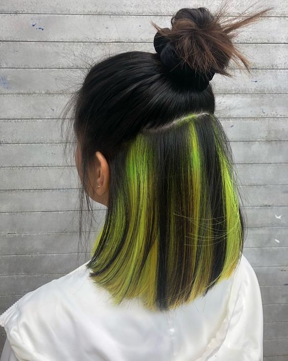 capelli con ciocche colorate