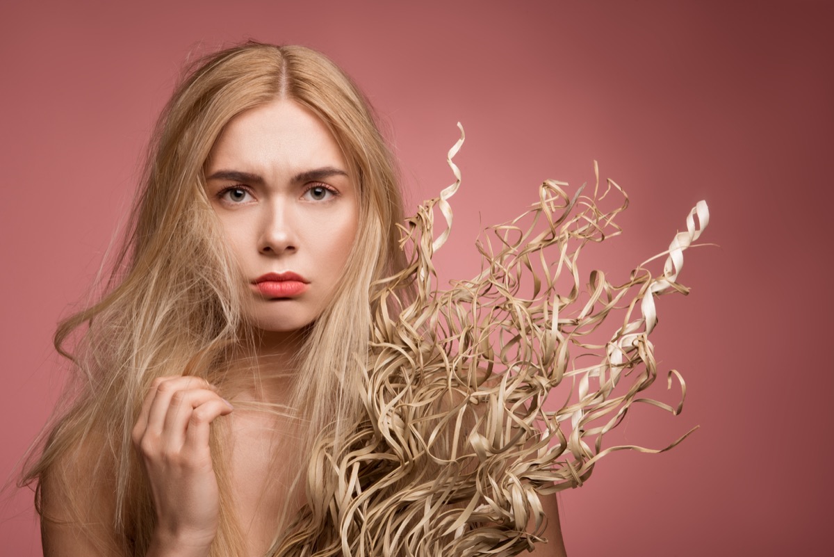 Capelli secchi semplice trucco