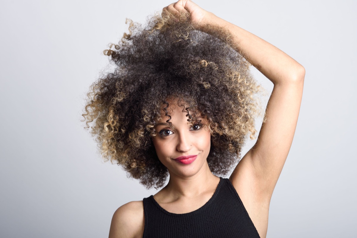 capelli ricci medi