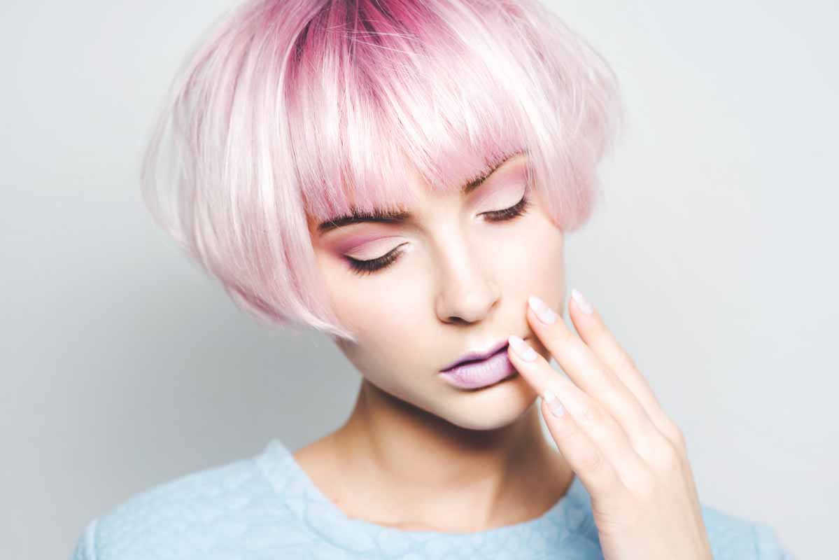 capelli con riflessi colorati
