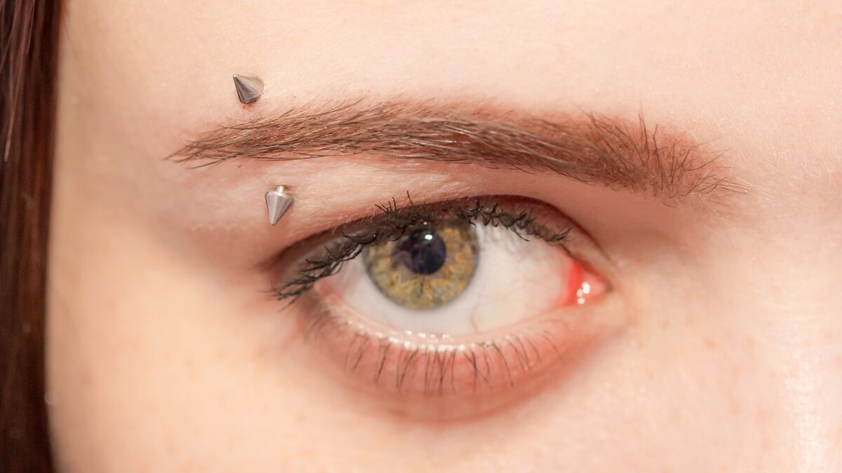 Piercing Sopracciglio Cura Dolore Complicazioni E Foto