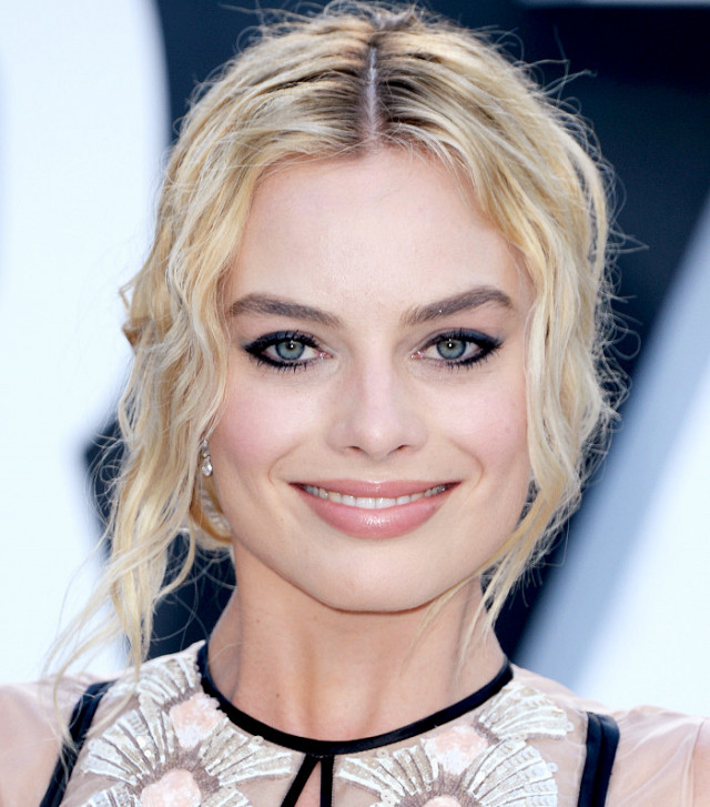 7 easy hairstyles that make your face look slimmer 2024303 640x0c 