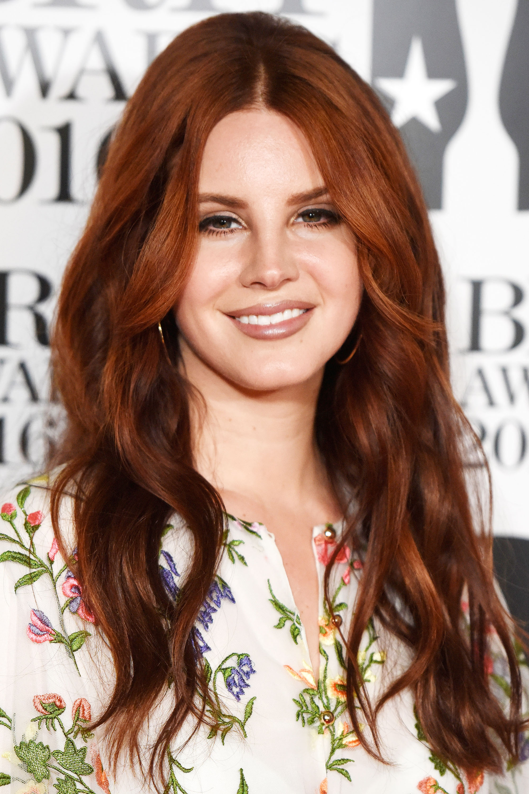 elleauburnhairgettyimages512069146_lanadelrey CapelliStyle