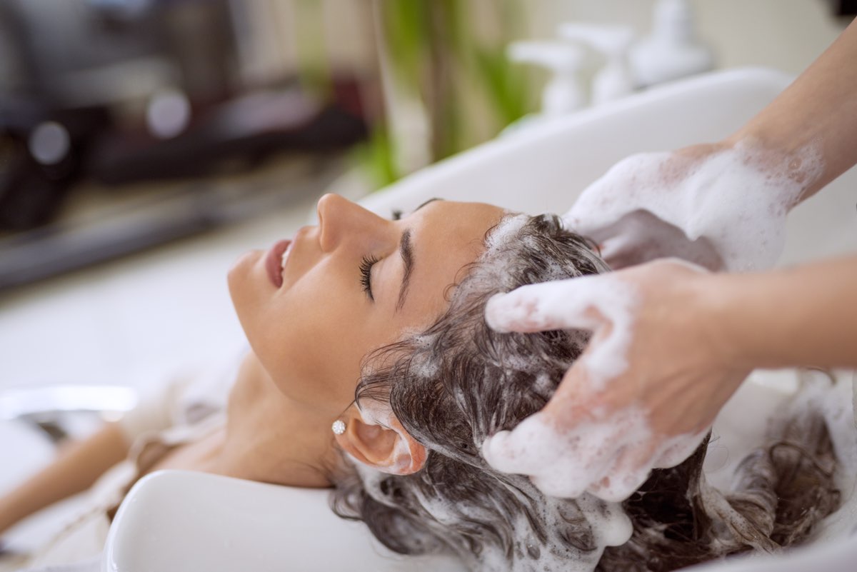 Lavarsi i capelli tutti i giorni fa bene o fa male?
