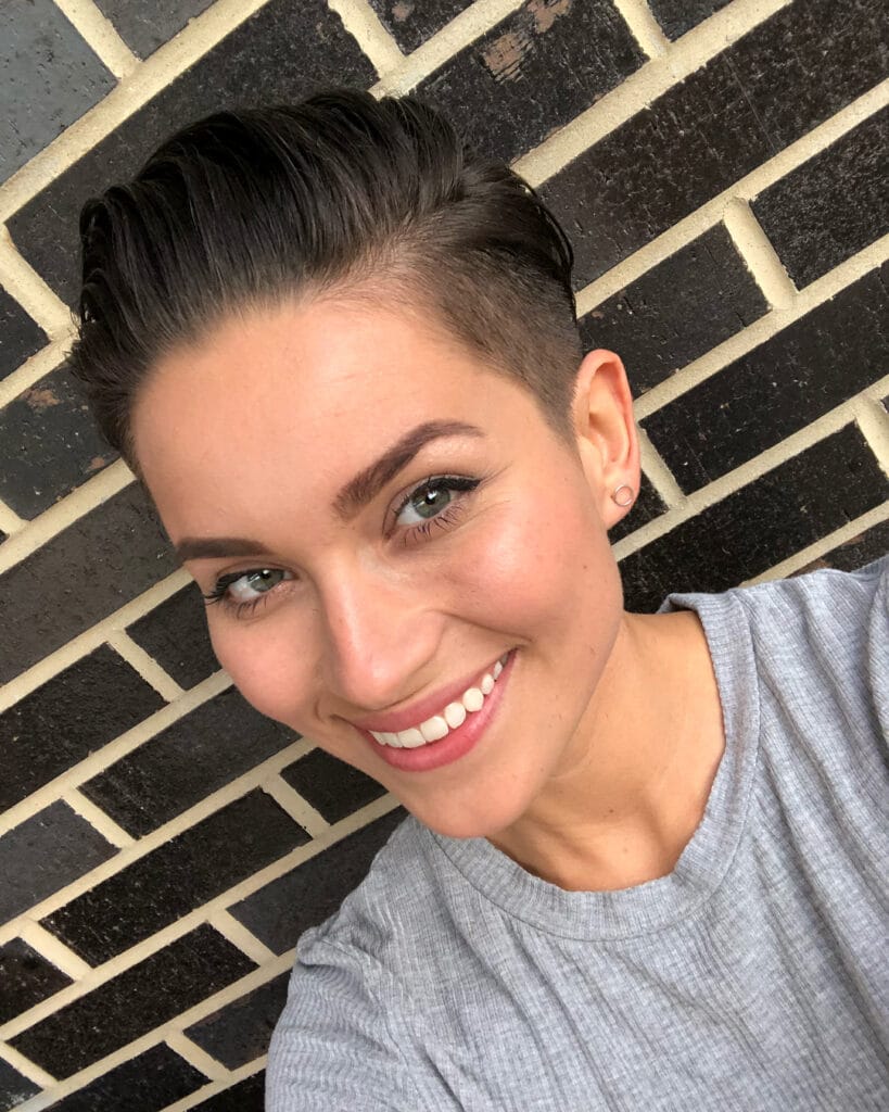 Capelli Lunghi Rasati Ai Lati Donne